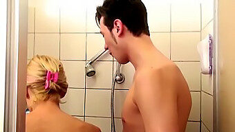 ¡La madrastra alemana ayuda a su hijo en la ducha y lo seduce para tener actividad sexual!